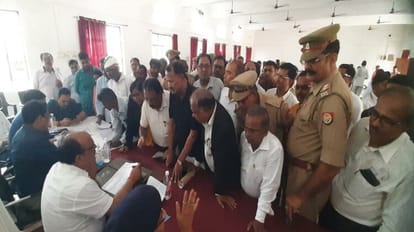Sonbhadra: दुद्धी को जिला बनाने की मांग को लेकर जोरदार विरोध-प्रदर्शन, सरकार पर वादाखिलाफी का लगाया आरोप Heavy protest over demand to make Duddhi district accusing government for reneging