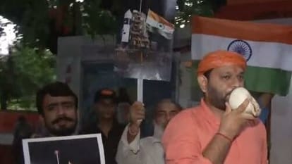 ट्विटर पर ट्रेंड कर रहा वाराणसी: चंद्रयान-3 से संबंधित वीडियो ने सोशल मीडिया पर बढ़ाई हलचल, क्या है मामला? Varanasi people perform 'havan' for the success of Chandrayaan-3 trending on twitter