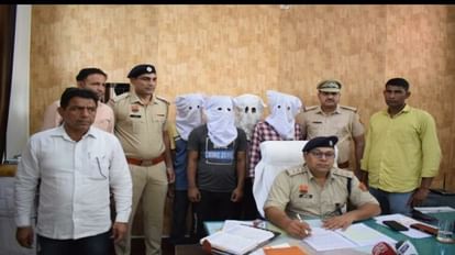 Dadri: फर्जी नंबर प्लेट लगा चोरी की गाड़ी बेचने आए चार युवक गिरफ्तार, रेवाड़ी से चुराई गई थी कार Four youths arrested for selling stolen car with fake number plate in Dadri