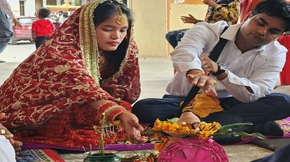 Love Marriage:देसी छोरे पर आया गोरी मेम का दिल, बनारस आकर की शादी, विदेशी  बहू को देखने उमड़े लोग - Gori Mem Heart Fell On Desi Boy Came To Banaras To  Get