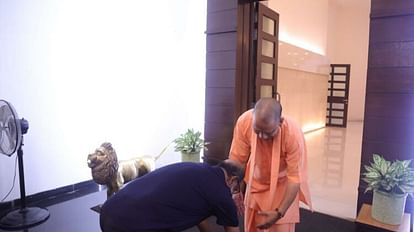 Rajinikanth touched the feet of CM Yogi Adityanath