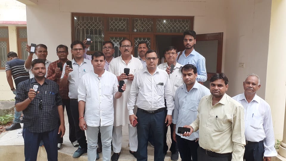 Lekhpals returned mobiles to the administration