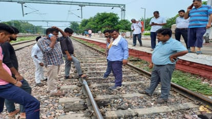 मौके पर पहुंचे रेलवे अधिकारी।