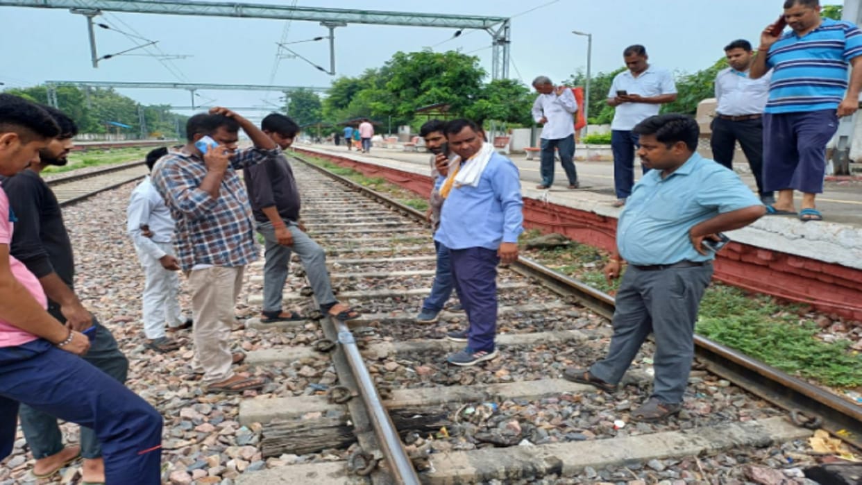 UP: A big train accident averted in Baghpat and passengers panicked