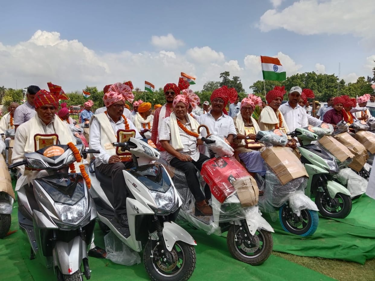 Ballia balidan diwas freedom Fighter honored by giving car and scooty to 75 martyr dependents