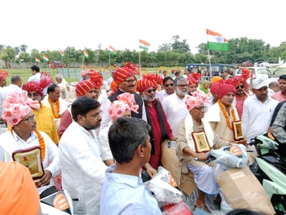 Ballia balidan diwas freedom Fighter honored by giving car and scooty to 75 martyr dependents
