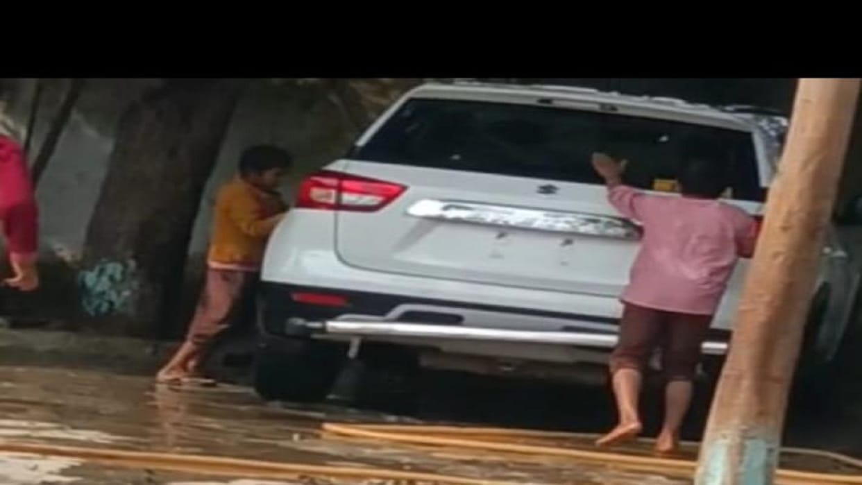 Headmaster washes car with children in primary school, video viral on social media