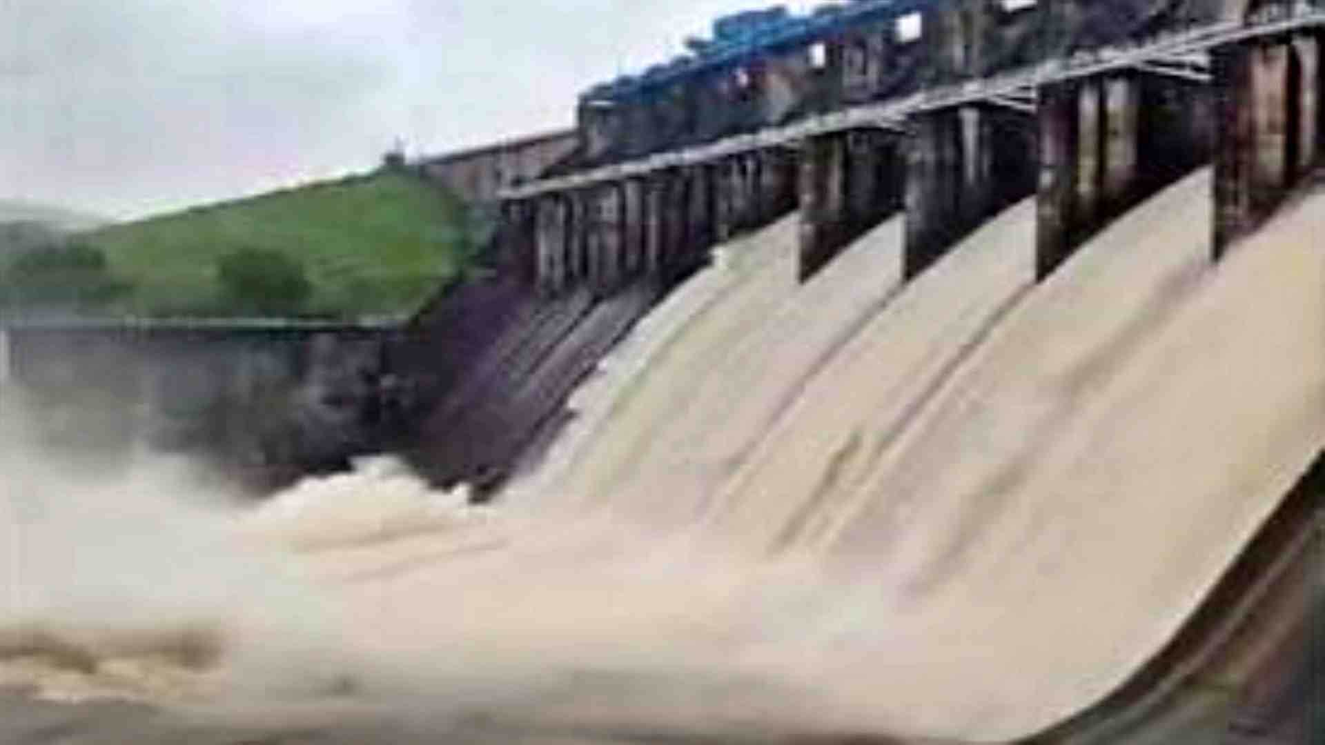 बांध से छोड़ा गया पानी।