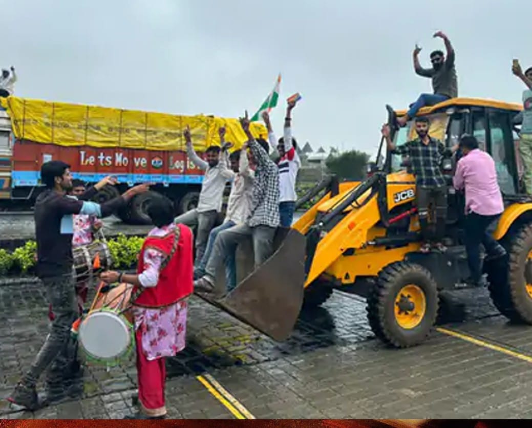 Sunny fans reached theaters on truck and JCB to watch Gadar-2