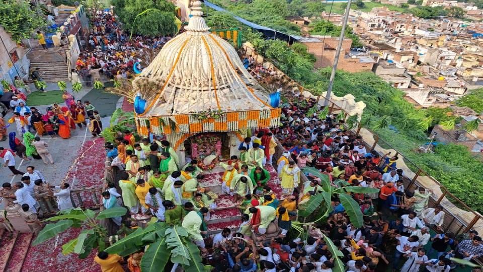 Hariyali Teej festival started in Barsana on this occasion Ladli ji was made to swing in golden carousel
