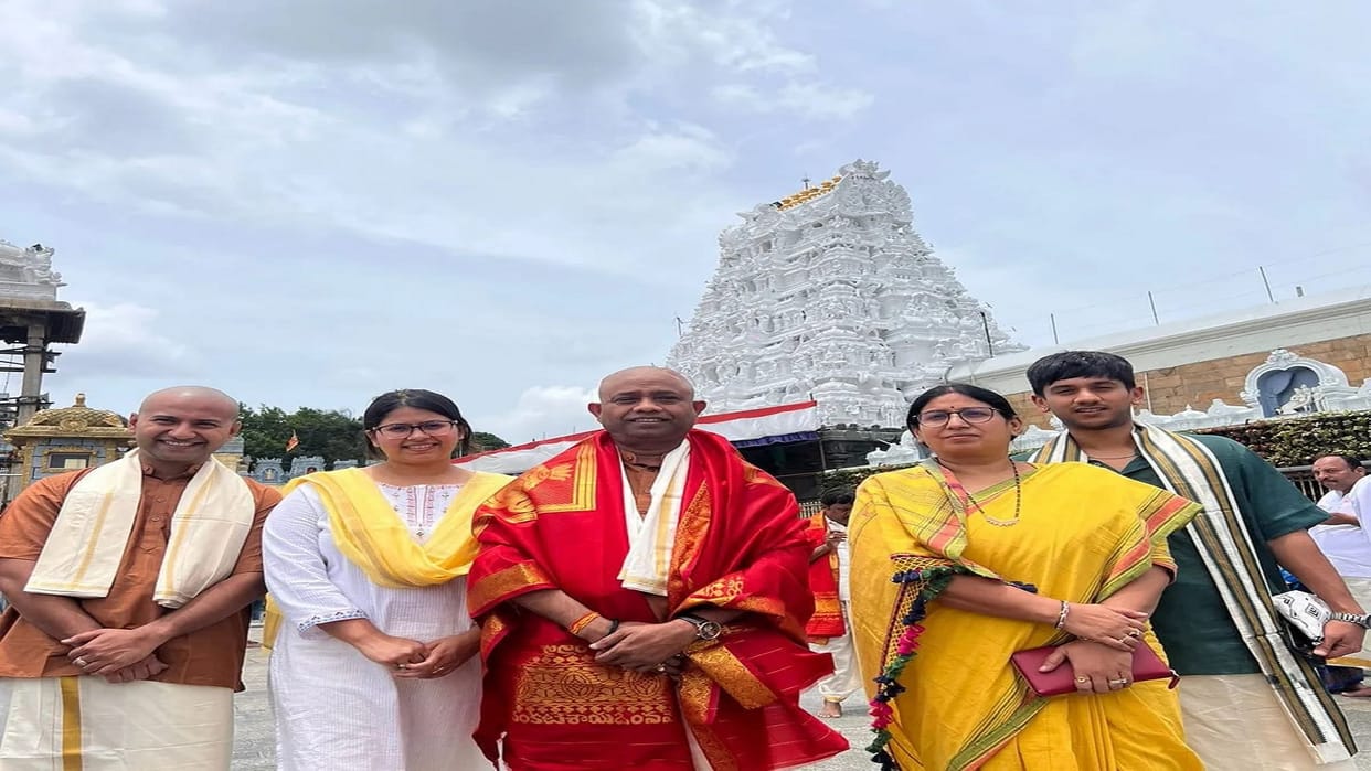 Minister Nandi, who went on a family pilgrimage, reached Tirupati Balaji after Ujjain, donated the case