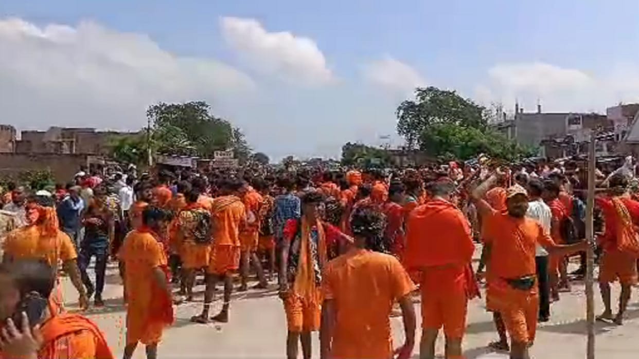 Two kanwariyas injured due to vehicle collision, angry created ruckus and jammed