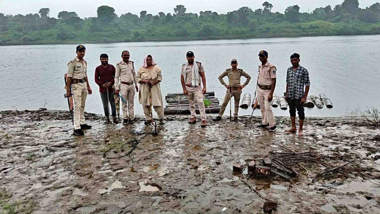 Teak wood smuggling in Pushpa style in Burhanpur