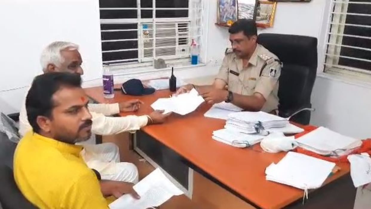 MP News Mahakal priest reaches police station against OMG 2 objecting to scenes Mahakal temple