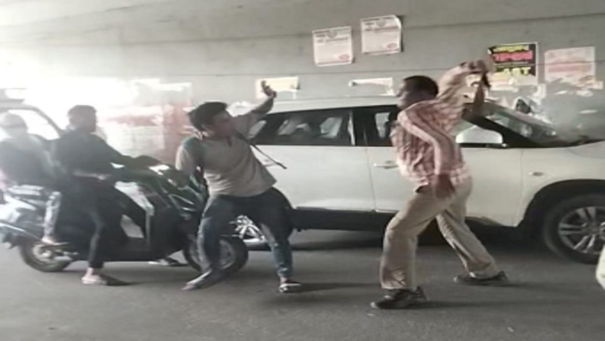 Meerut News: Fight between homeguard and a youth on road in Kankar Khera, video viral
