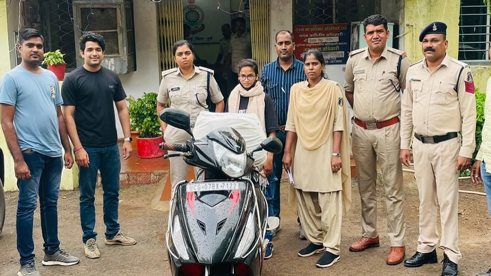 Police arrested Ganja smuggler girl