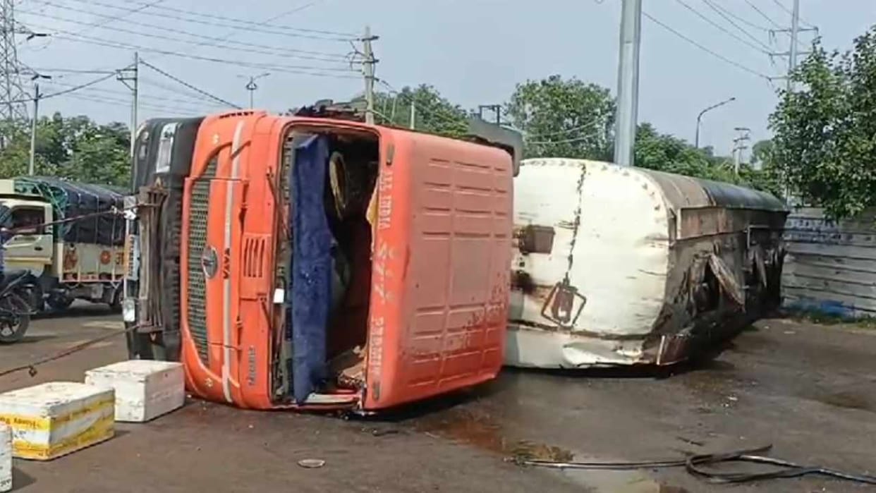 Old man died after tanker overturns in Ludhiana