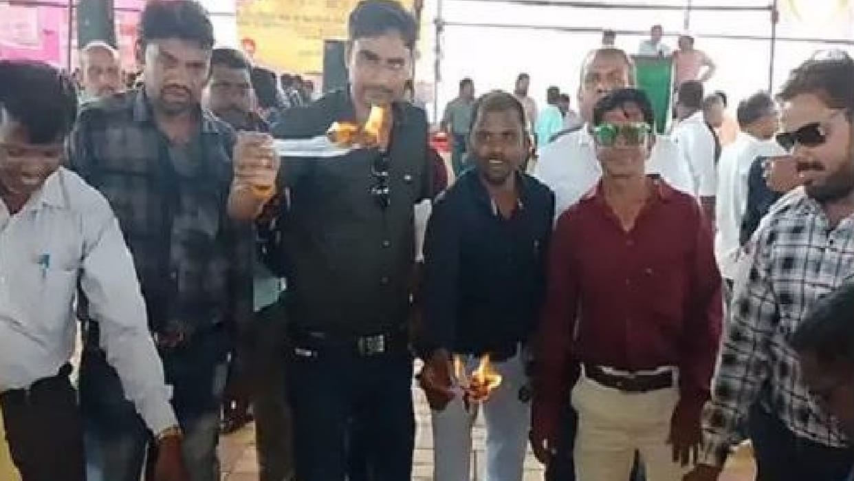 Teachers burn government order copy in raipur CG, many arrested