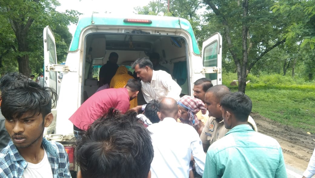 Tempo overturned due to uncontrollable bus collision, woman dead, five serious including husband