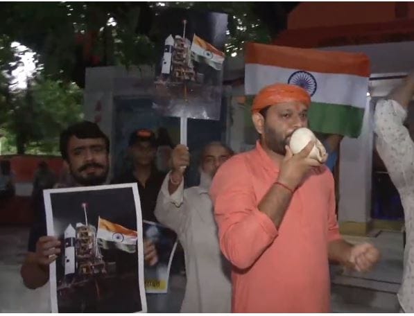 Varanasi people perform 'havan' for the success of Chandrayaan-3 trending on twitter