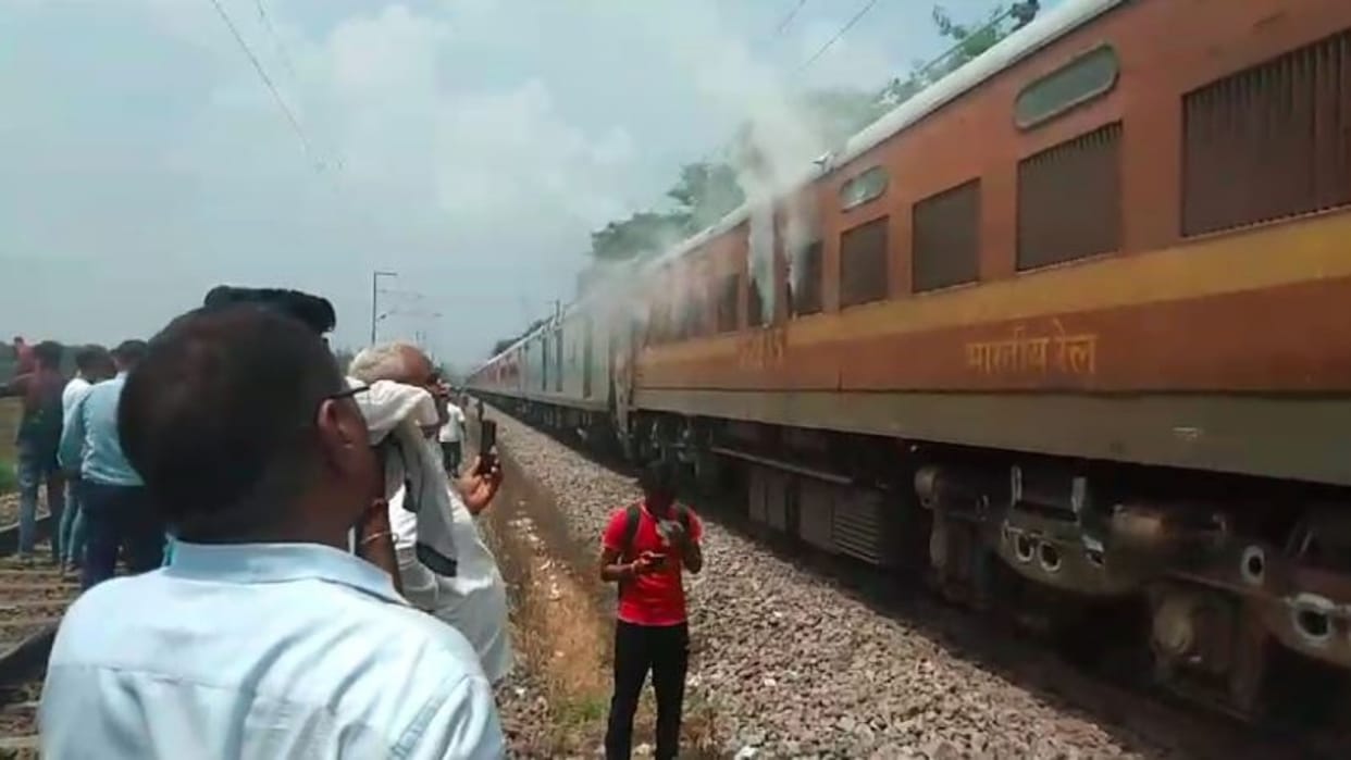 Khajuraho-Udaipur Intercity Train’s Engine Catches Fire Near Gwalior News in Hindi