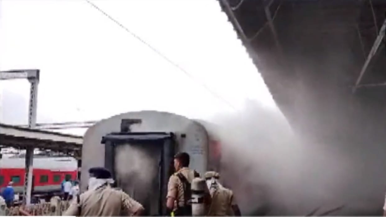 Fire broke out in Udyan Express in Sangolli Rayanna Railway Station  Bengaluru