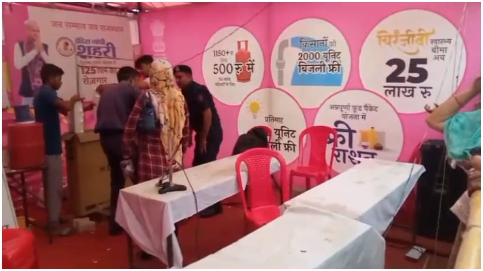 Uproar in inflation relief camp in Bharatpur crowd gathered employees ran away