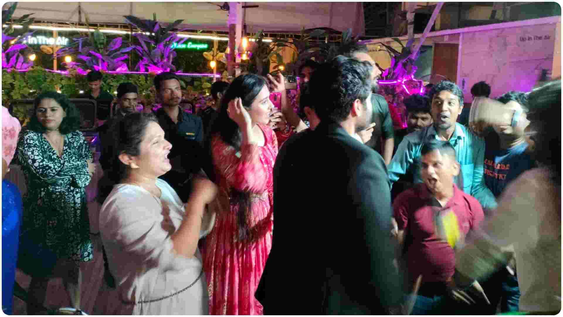 Sunny Deol Gadar 2 collection crossed 300 Cr Jeete Utkarsh Sharma Muskaan Simrat Kaur dance in success Party
