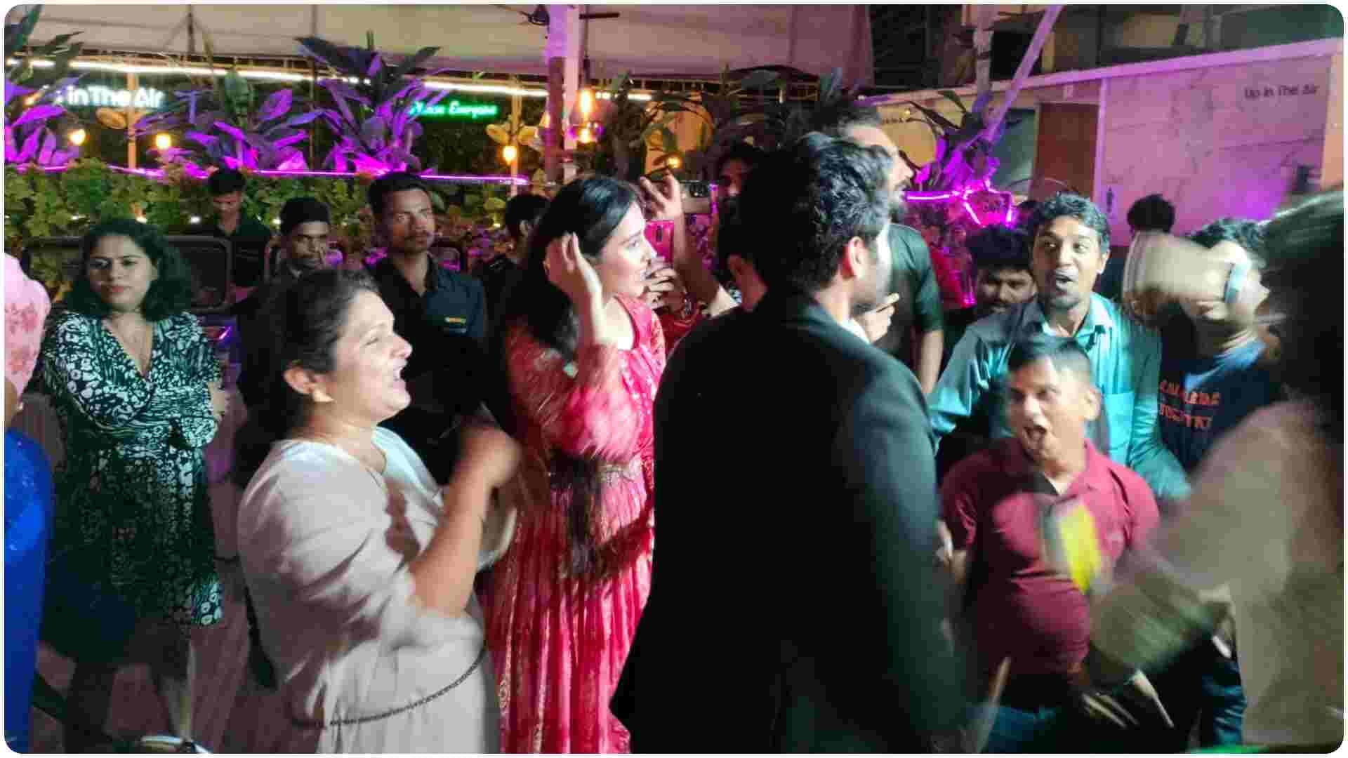 Sunny Deol Gadar 2 collection crossed 300 Cr Jeete Utkarsh Sharma Muskaan Simrat Kaur dance in success Party