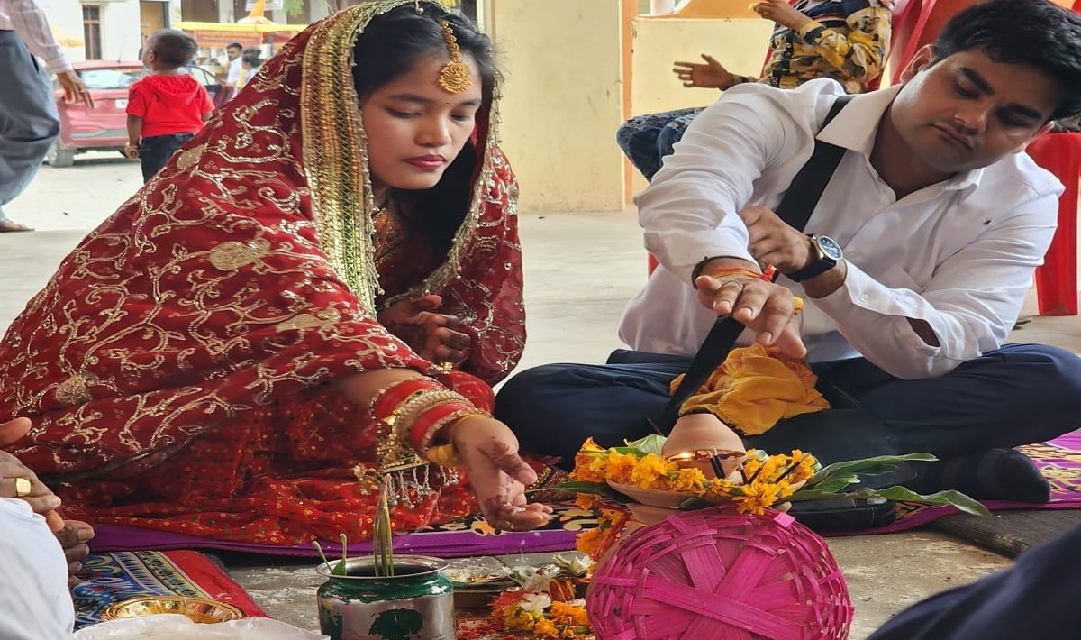 Gori Mem heart fell on desi boy came to Banaras to get married people gathered to see videshi bahu