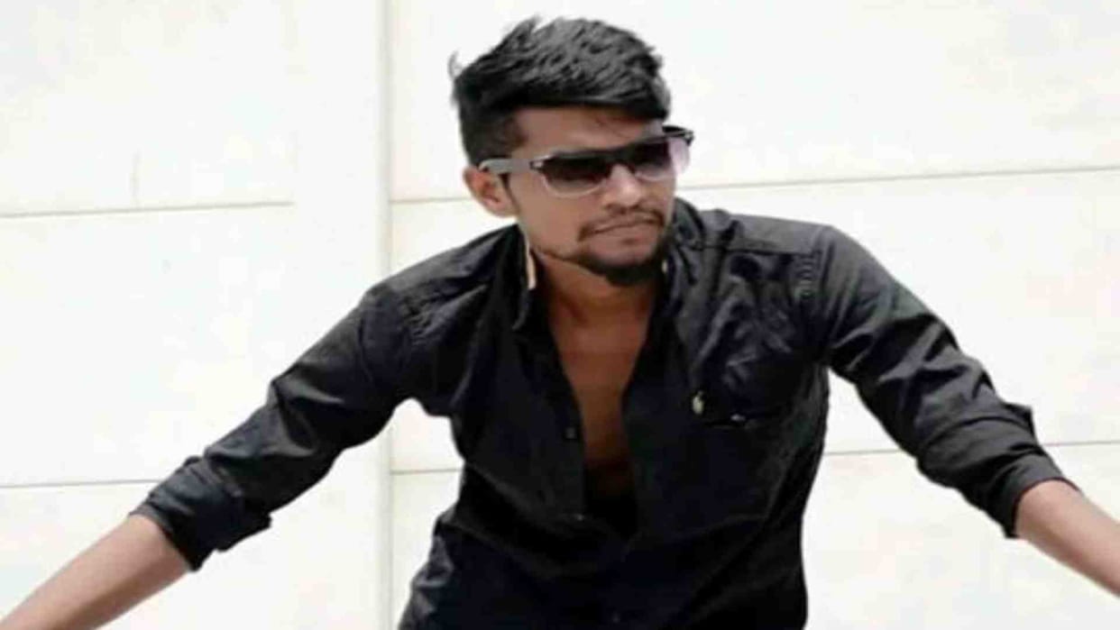 In Seoni, a youth was shot dead by miscreants in public.