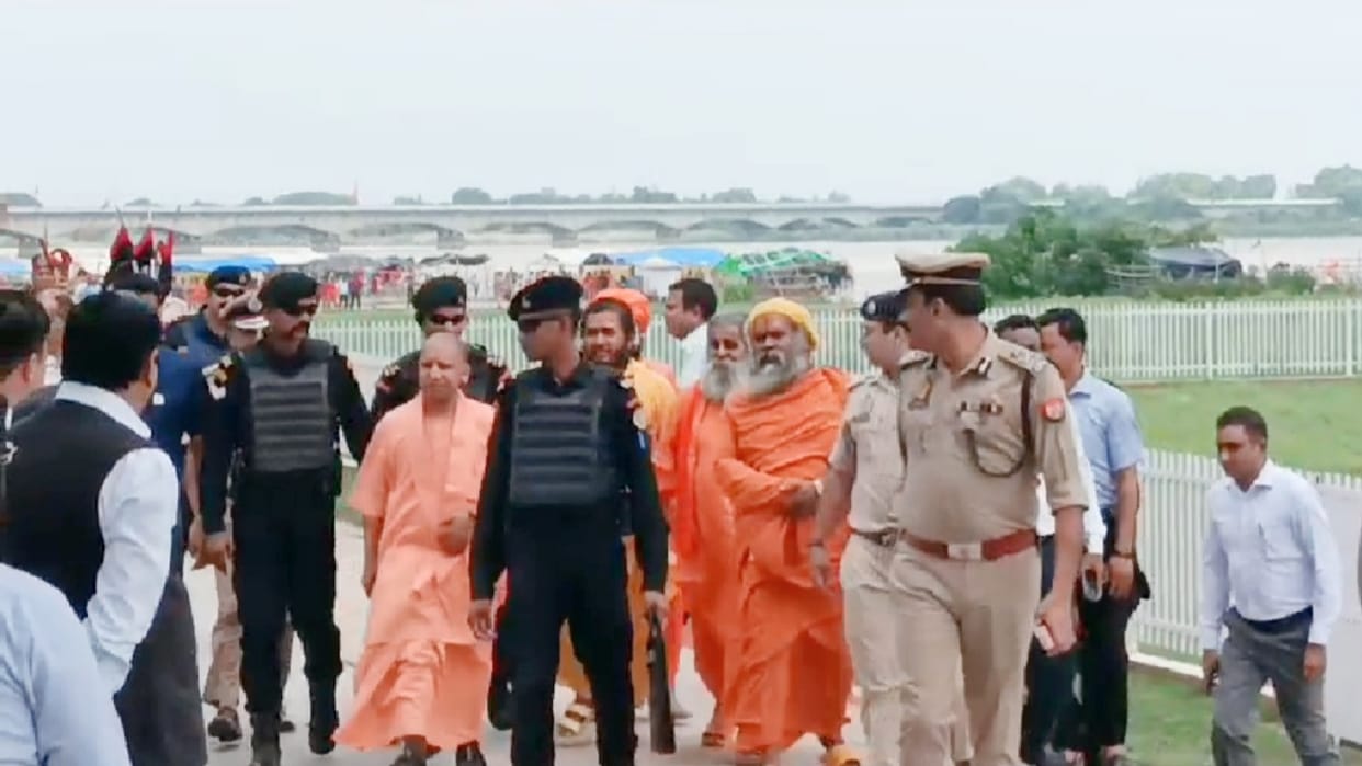 CM Yogi Adityanath ordered to decorate ayodhya before temple inaugration.