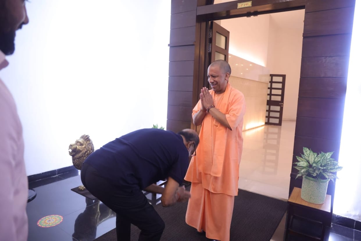 Rajinikanth touched the feet of CM Yogi Adityanath