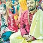 मधुश्रावणी पर्व के दौरान नव विवाहित जोड़े और अन्य लोग