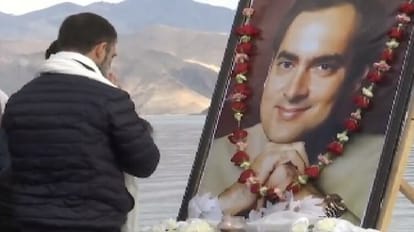 Congress: पैंगॉन्ग पर राहुल ने राजीव गांधी को दी श्रद्धांजलि, दिल्ली में सोनिया-प्रियंका ने याद किया Rahul Gandhi to pay tribute to his father Rajiv Gandhi on his birth anniversary from banks of Pangong lake