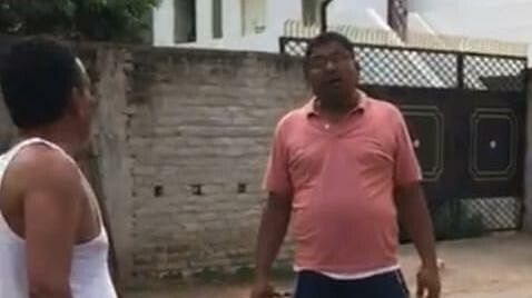 Bihar News : पटना में पार्षद पति के घर पहुंचकर अपराधी ने तानी बंदूक, खदेड़कर पकड़ा