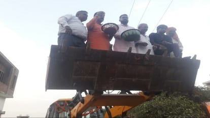 Muslim man warm welcomed kanwariyas by showered flowers in bareilly