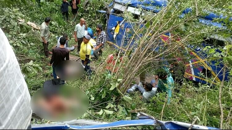 Uttarakhand Gangotri Accident: Bus Carrying 33 Pilgrims Fell Into Ditch On Gangotri Highway News in Hindi