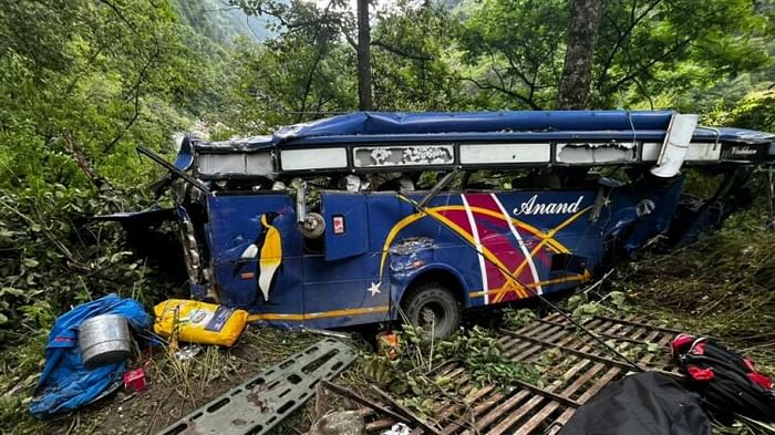 Uttarakhand Uttarkashi Gujarat Pilgrims Bus Accident News Local People Rescued Injured