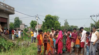 Bihar: भीषण सड़क हादसे में एक बाइक पर सवार 3 साल के बच्चे समेत चार लोग हुए शिकार; पति-पत्नी की मौके पर मौत Horrific accident of four including a 3-year-old child riding a bike in Sitamarhi, husband and wife killed