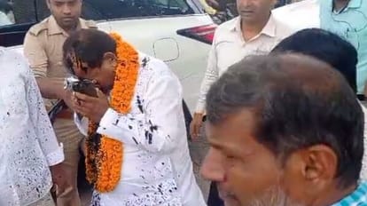 Mau: Ink thrown on BJP candidate Dara Singh Chauhan returning from Chaupal, video viral