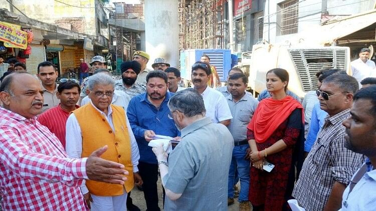 Minister Dr Arun Kumar and MP Santosh Gangwar inspected kutubkhana flyover in bareilly