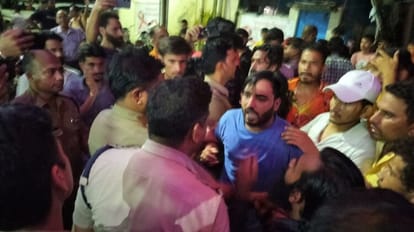Vikasnagar: पिता को पीट रहे युवक को रोकने पर विवाद, दो समुदायों में बवाल, पुलिस ने लाठी भांजकर किया तितर-बितर Dispute over stopping young man who was beating his father Ruckus between people of two communities Vikasnagar