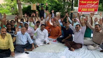 Varanasi: पुरानी पेंशन बहाली के लिए शिक्षकों ने रखा उपवास, कहा- नहीं मानी गई मांग तो अक्तूबर में करेंगे आंदोलन Teachers kept fast for restoration of old pension in varanasi bharat mata mandir
