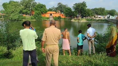 Varanasi: घर से लापता युवक का पोखरे में मिला शव, पत्नी ने हत्या का लगाया आरोप Dead body of missing youth found in Pond in varanasi wife alleges for murder