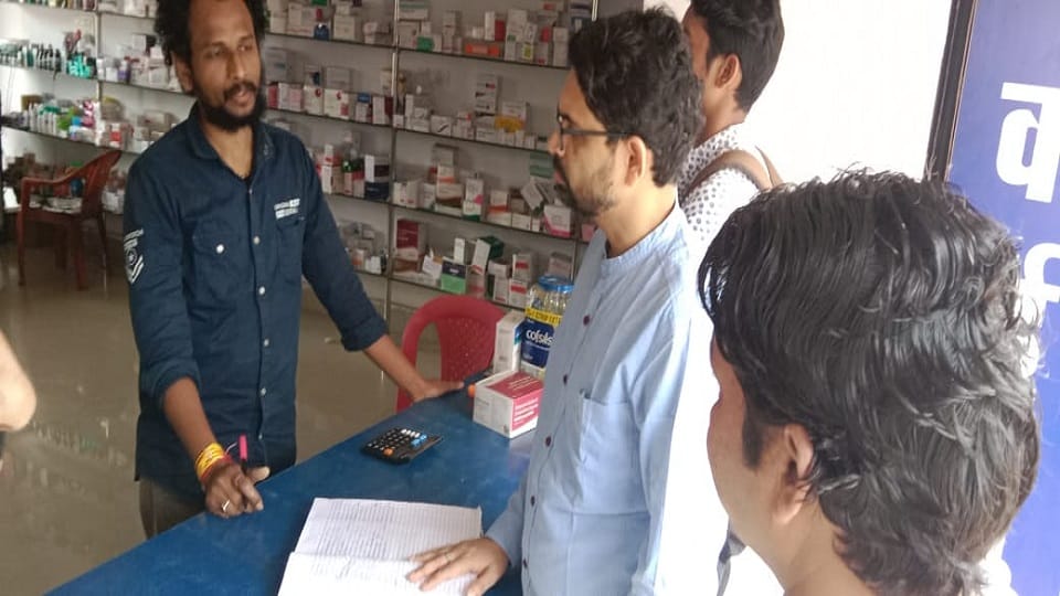 Commissioner Haresh Mandavi inspected Dhanwantri Medical Store