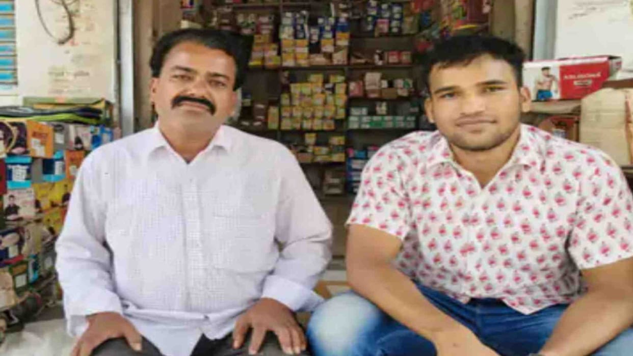 In Barmer, parents got their studies done by selling bangles, son became sub-inspector in CRPF
