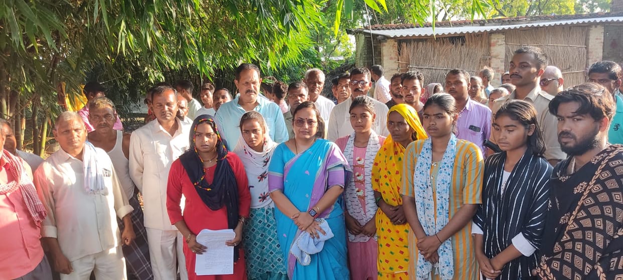Azamgarh: MP adopted the family of Triloki who died in Dubai, also assured to get children's education