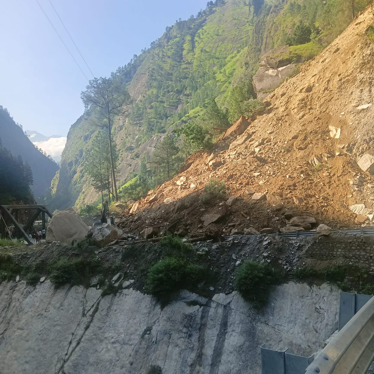 Badrinath Highway Road blocked due to debris near Taiya bridge Uttarakhand News in hindi
