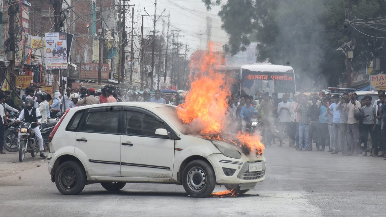 Car turned into a ball of fire, fire broke out while filling oil at petrol pump in Babaganj